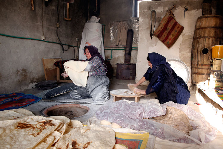 روستای روژان ،دو زن در حال پختن نان هستن،