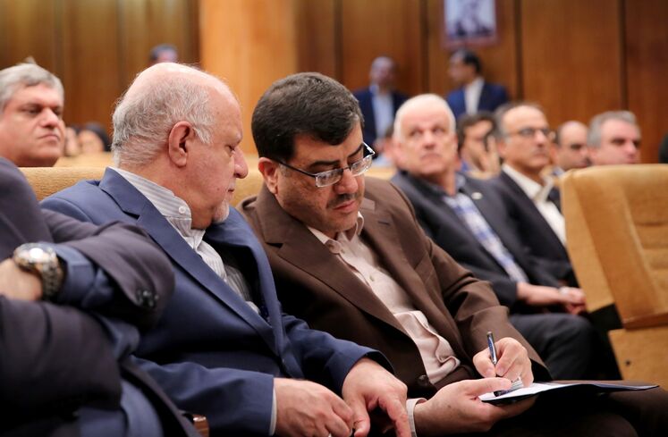 از راست: محمد مشکین فام، مدیرعامل شرکت نفت و گاز پارس و بیژن زنگنه، وزیر نفت