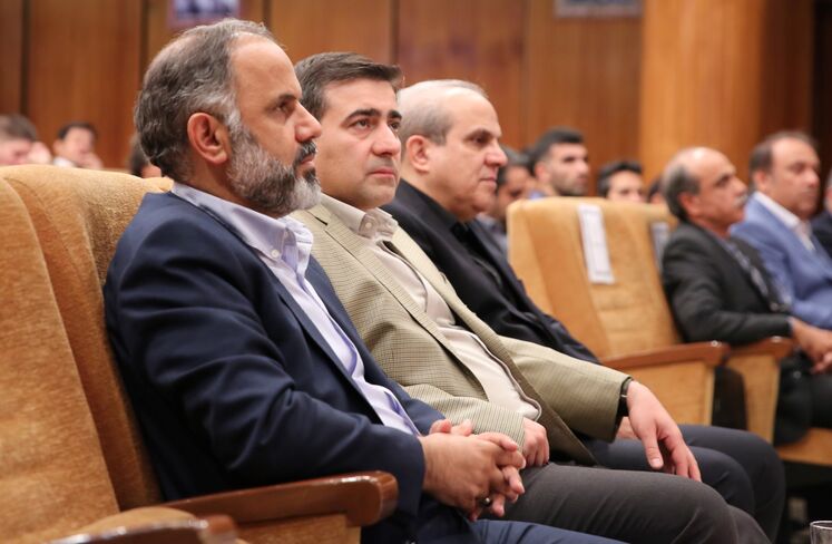از چپ: سیدصالح هندی، مدیر اکتشاف شرکت ملی نفت ایران، رضا دهقان، معاون توسعه و مهندسی شرکت ملی نفت ایران