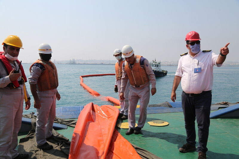 مانور آمادگی مقابله با آلودگی نفتی دریا در خارک برگزار شد