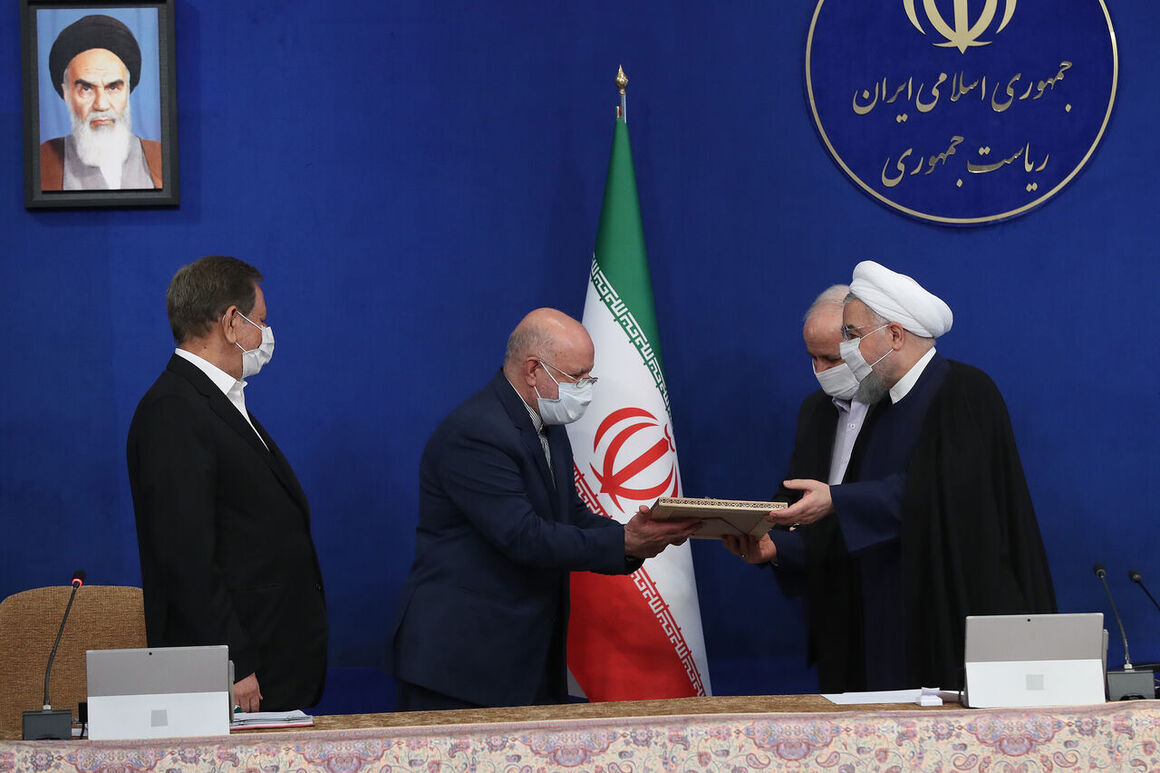 قدرداني روحاني از زنگنه براي انتخاب وزارت نفت در جشنواره شهيد رجايي